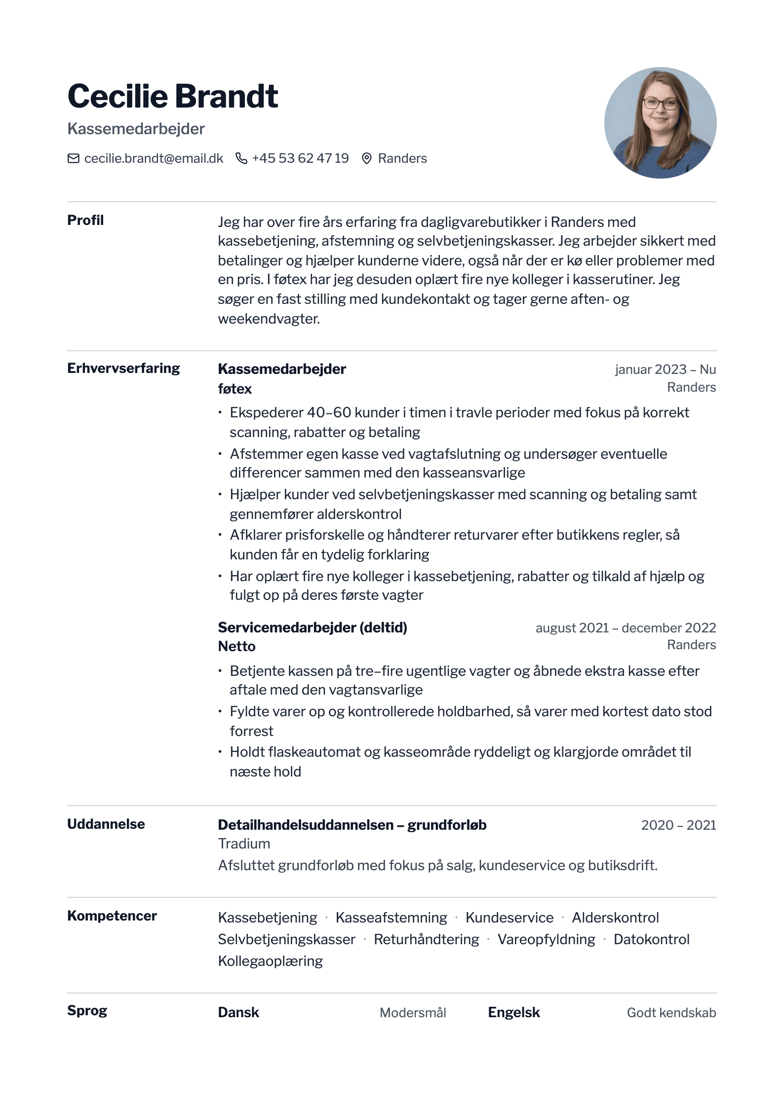 CV-eksempel for kassemedarbejder: komplet CV med profiltekst, erhvervserfaring og kompetencer