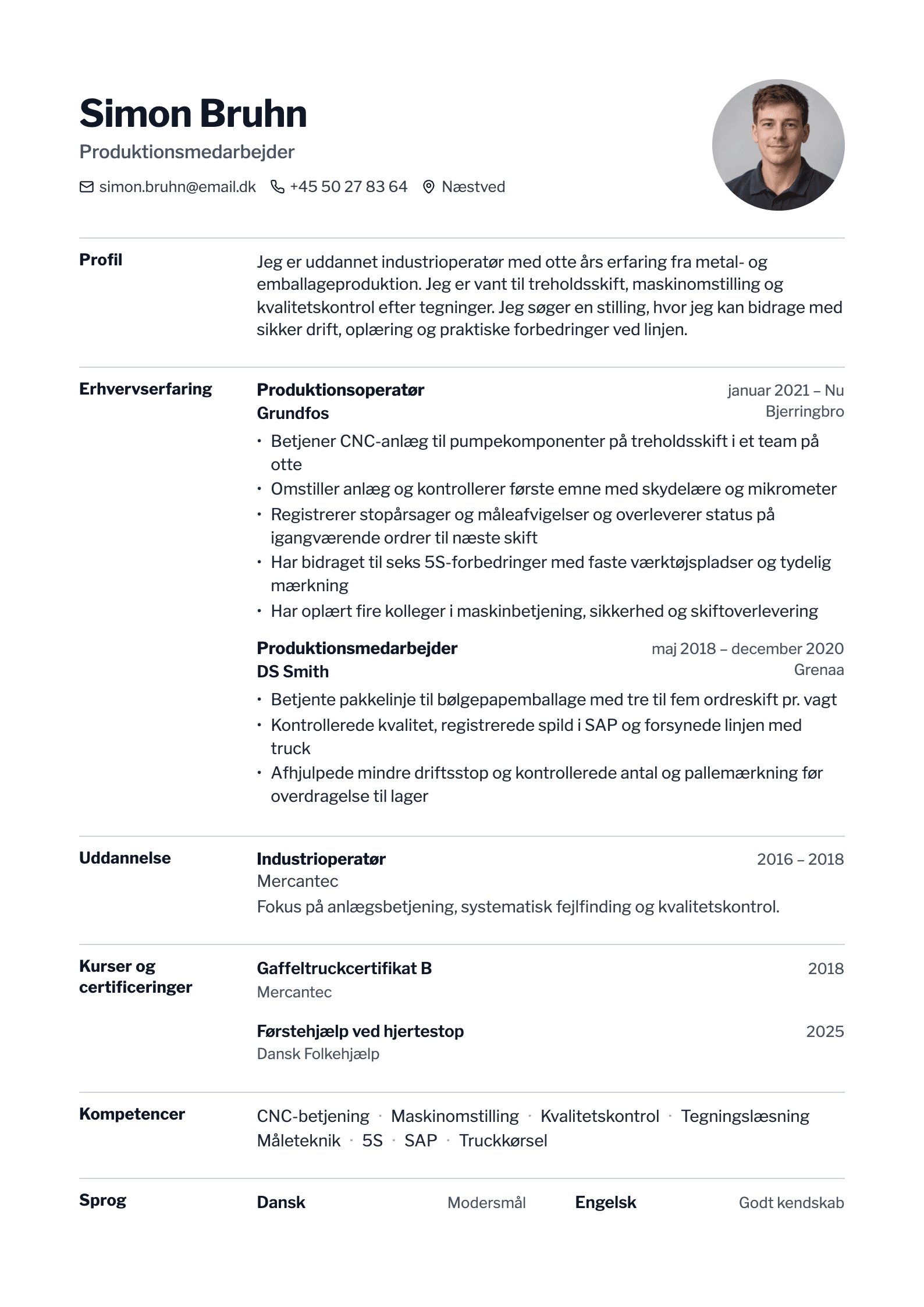 CV-eksempel for produktionsmedarbejder: komplet CV med profiltekst, erhvervserfaring og kompetencer